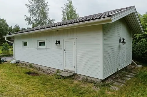 Valkoisen autotallin pesu ja huoltomaalaus Turussa.