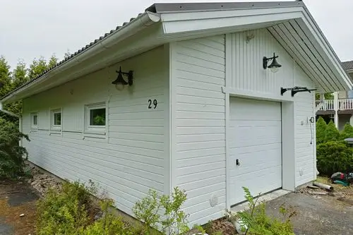 Valkoisen autotallin pesu ja huoltomaalaus Turussa.