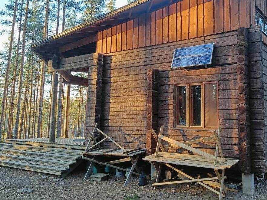 Hirsimökki ennen ulkomaalausta Somerolla.