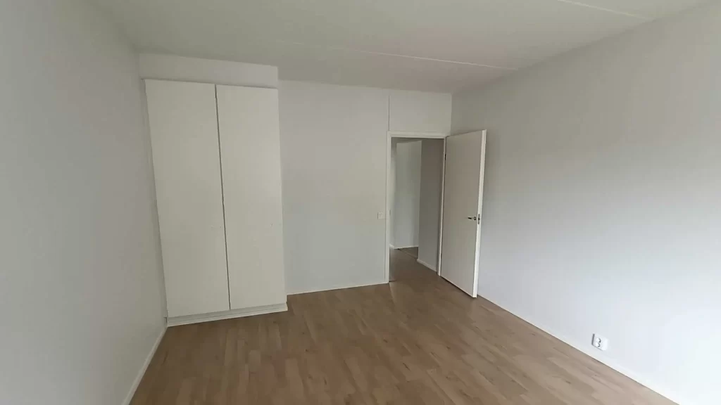 Valmis huoneistoremontti Turussa. Huoneistoon on asennettu uusi lattia ja maalattu seinät.