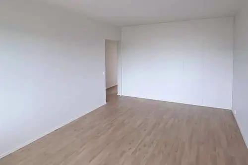 Valmis huoneistoremontti Turussa. Huoneistoon on asennettu uusi lattia ja maalattu seinät.