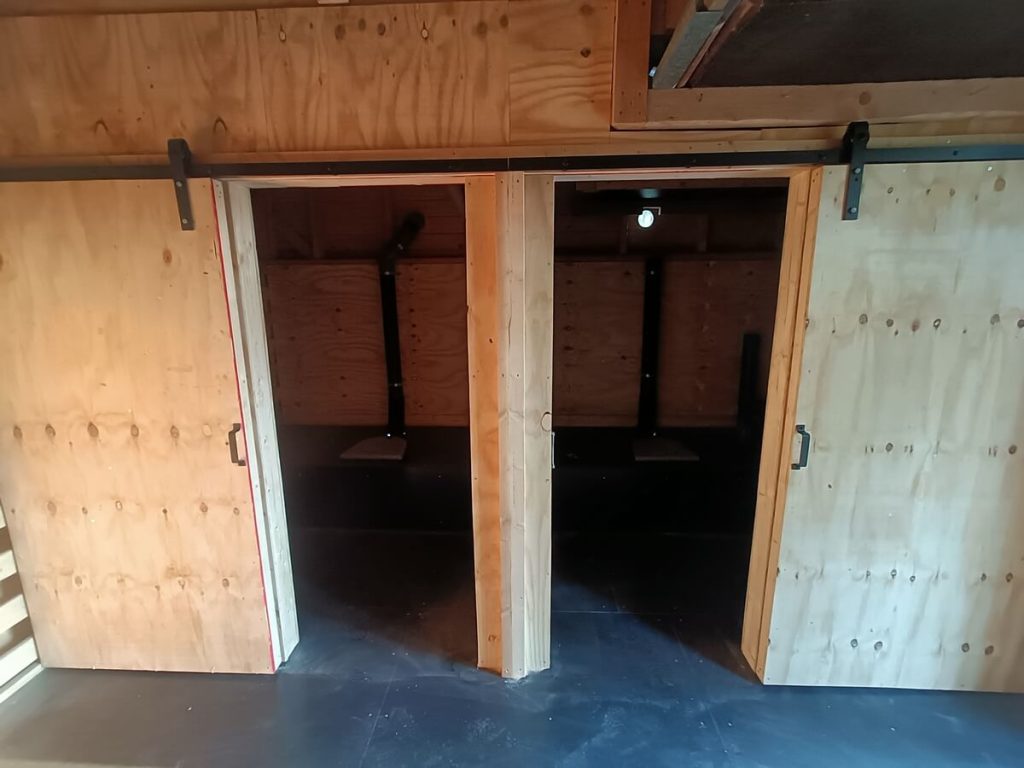 Huussien uudet liukuovet avoinna Somerolla.