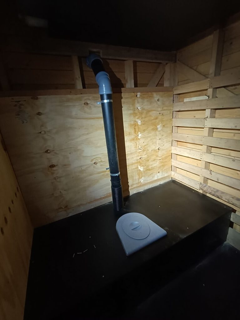 Huussin istuin ja huussikoppi sisäpuolelta Somerolla.