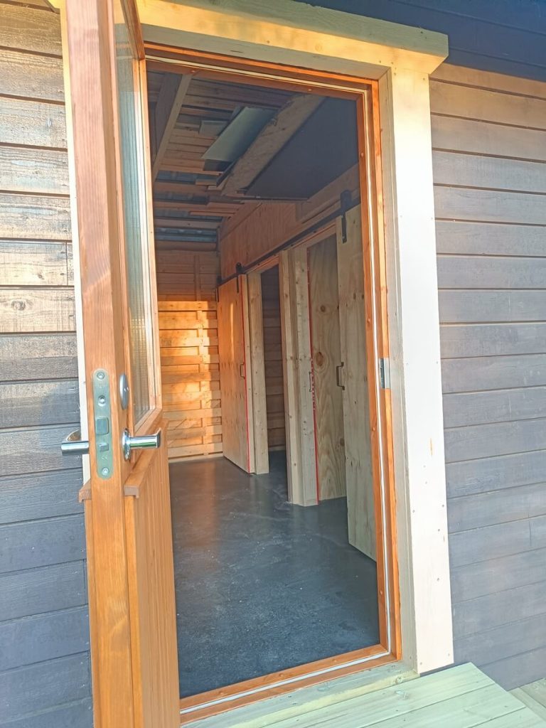 Näkymä uudesta ulko-ovesta huusseille Somerolla.