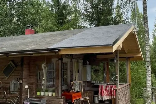 Hirsimökin katon ja katoksen korjaus Salossa.