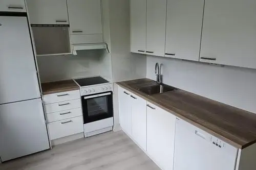 Uusi valkoinen keittiö Turussa.