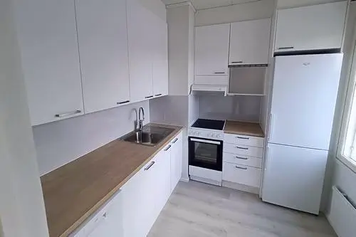 Uuden valkoisen keittiön asennus Turussa.