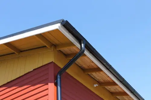 Korkean rakennuksen mustat rännit Turussa.