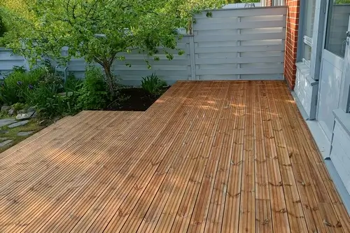 Ruskea valmistunut terassi Kaarinassa rivitalon takapihalla.