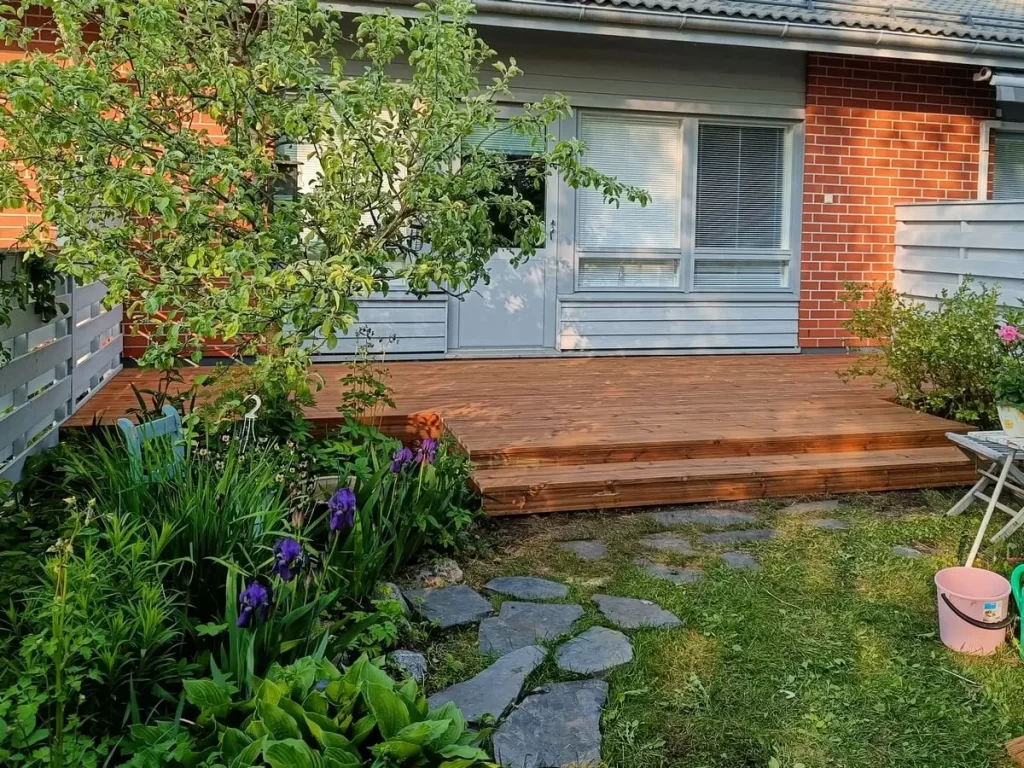 Ruskea valmistunut terassi Kaarinassa rivitalon takapihalla.