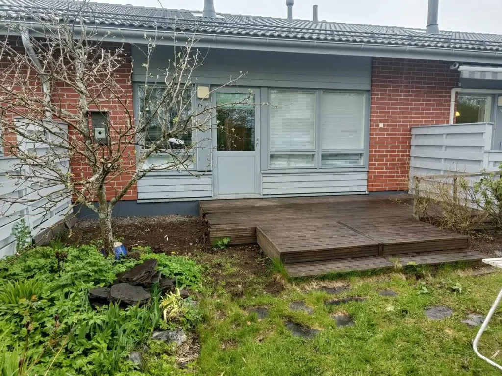 Vanha vaurioitunut terassi rivitalon takapihalla Kaarinassa.