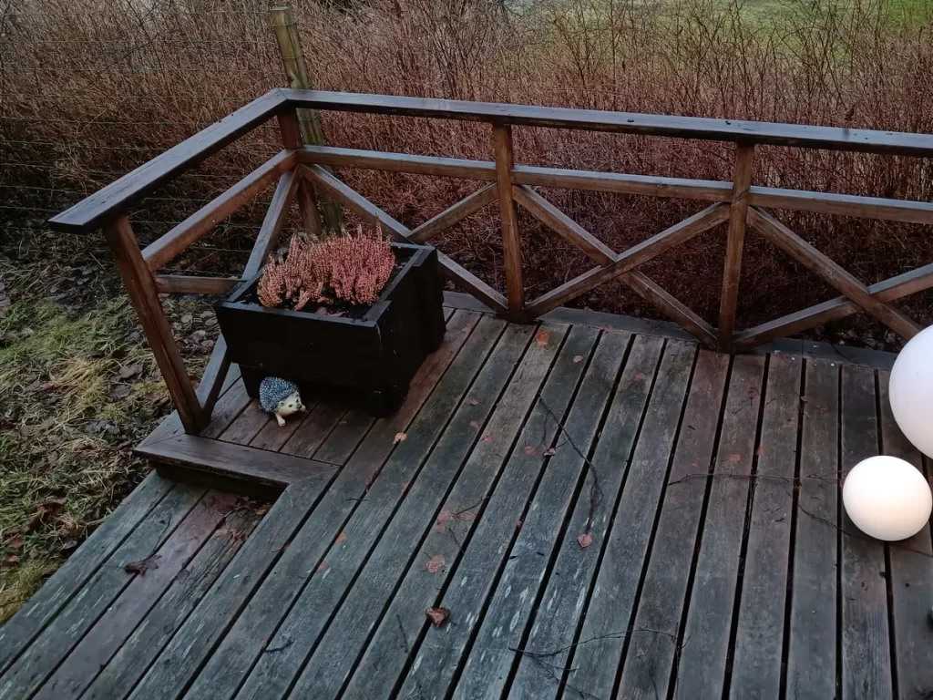 Huonokuntoinen terassi ennen remonttia Naantalissa