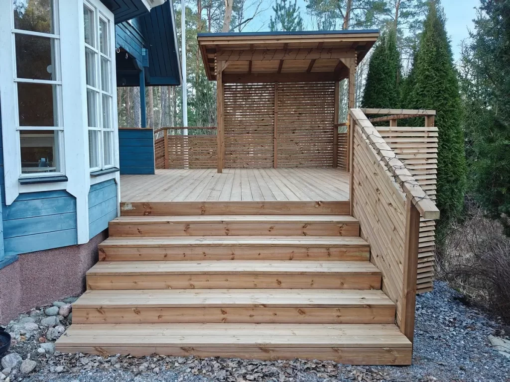 Rinteeseen rakennettu terassi kesäkeittiöllä Paraisilla.